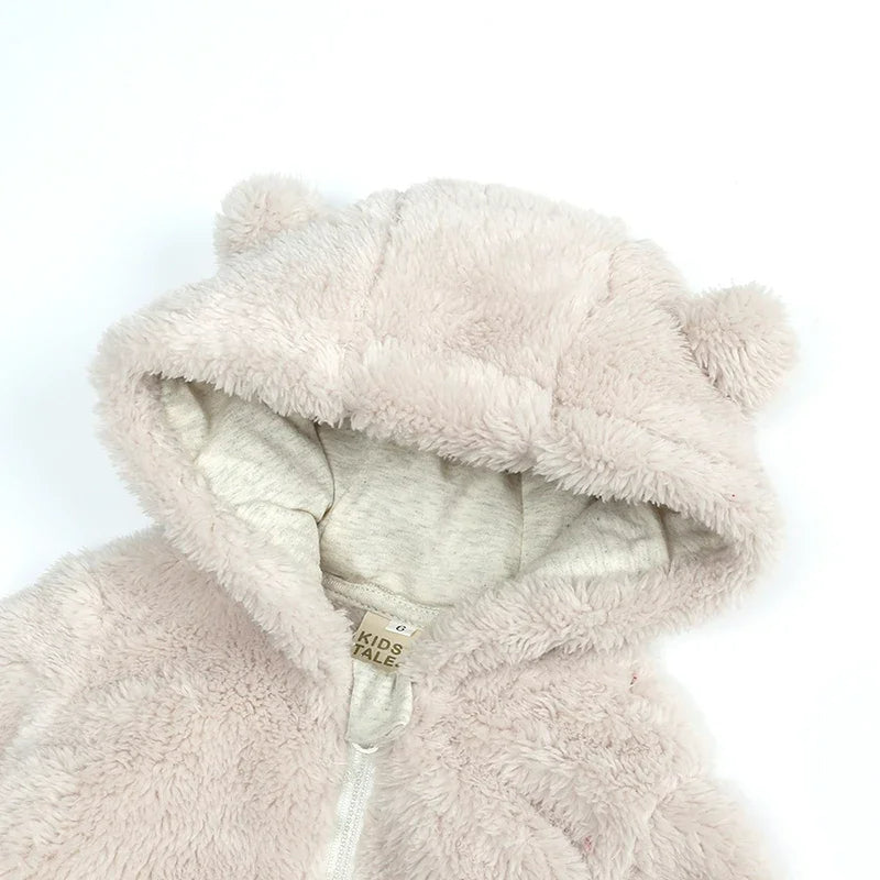 Kuschelbär Strampler – Warmer Fleece Overall mit Kapuze für Babys