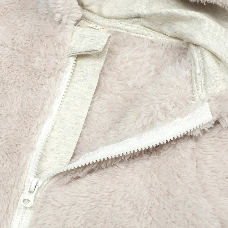 Kuschelbär Strampler – Warmer Fleece Overall mit Kapuze für Babys